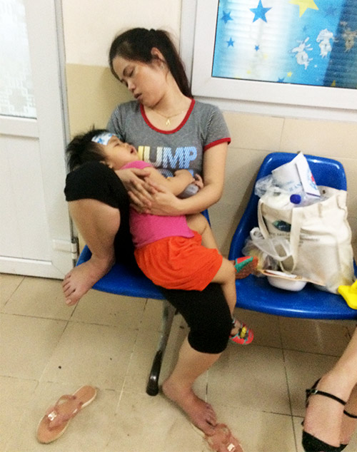 Nắng nóng, trẻ vạ vật theo cha mẹ đi khám bệnh - 6