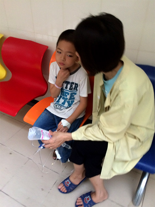 Nắng nóng, trẻ vạ vật theo cha mẹ đi khám bệnh - 5