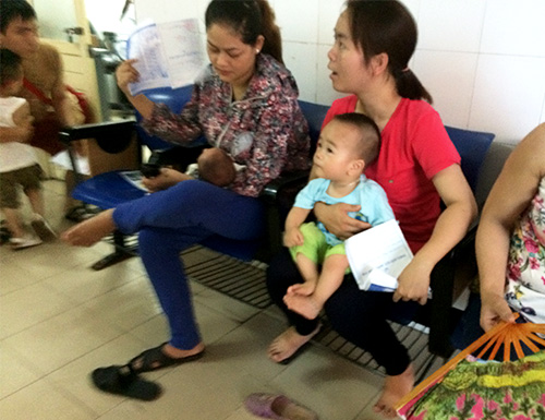 Nắng nóng, trẻ vạ vật theo cha mẹ đi khám bệnh - 8