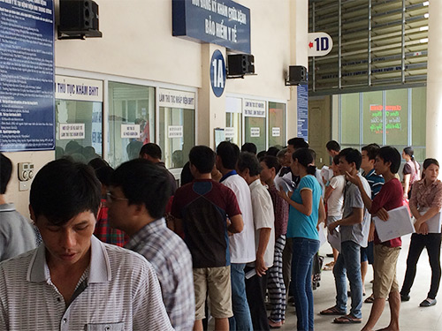 Nắng nóng, trẻ vạ vật theo cha mẹ đi khám bệnh - 3