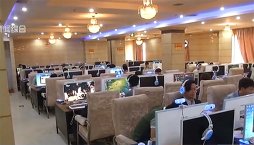 Sinh con trong quán net rồi tiếp tục lướt web - 1