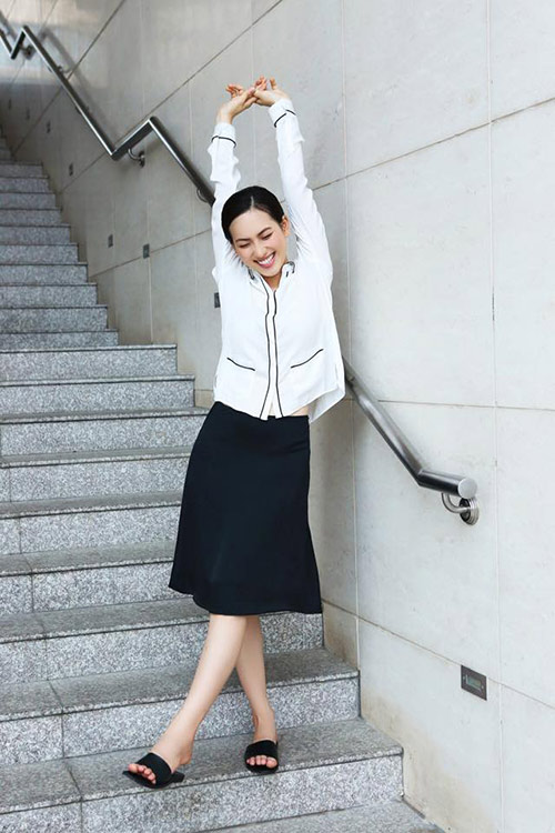 Phái đẹp níu giữ tuổi xuân với hai màu đen - trắng - 8