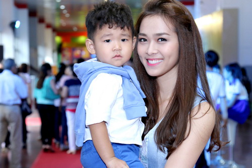 Diệp Bảo Ngọc khoe con trai bụ bẫm, đáng yêu - 1