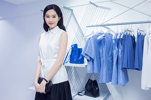 Hoa hậu Thu Thảo ngọt lịm với váy sơ mi trắng - 4