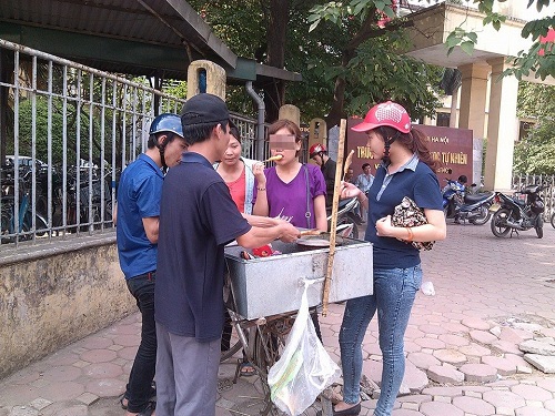 Thức ăn mất vệ sinh, bị nghi có chất cấm #039;bủa vây#039; trường học - 3
