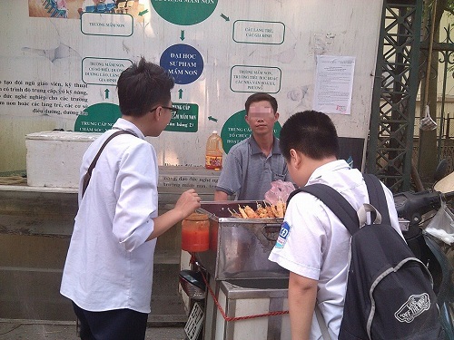 Thức ăn mất vệ sinh, bị nghi có chất cấm #039;bủa vây#039; trường học - 4