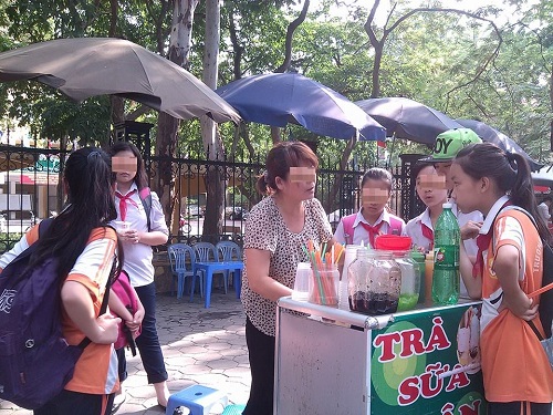 Thức ăn mất vệ sinh, bị nghi có chất cấm #039;bủa vây#039; trường học - 5