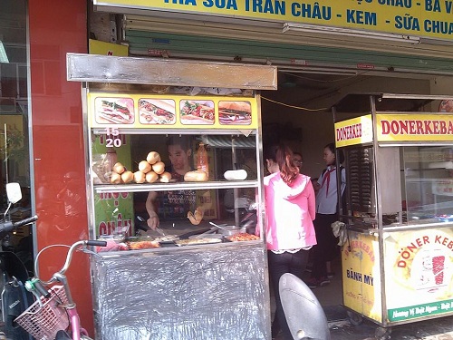Thức ăn mất vệ sinh, bị nghi có chất cấm #039;bủa vây#039; trường học - 6