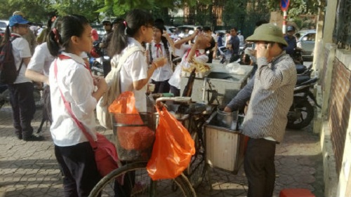 Thức ăn mất vệ sinh, bị nghi có chất cấm #039;bủa vây#039; trường học - 8