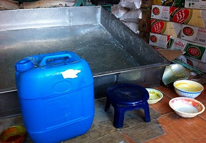 Bắt quả tang cơ sở chế biến đường cát bằng... axít - 2