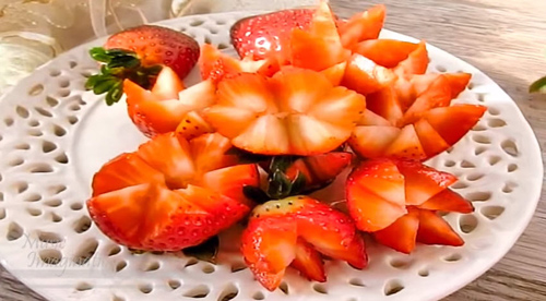 Tỉa hoa từ dâu tây trang trí món ăn