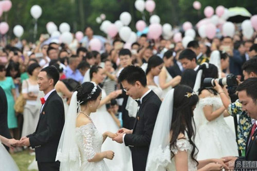 Trường học TQ tổ chức đám cưới cho 86 cựu sinh viên - 4