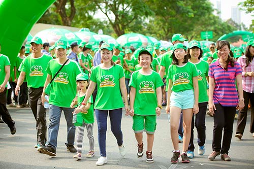 MC Thanh Thảo Hugo và con gái đi bộ gây quỹ từ thiện - 4