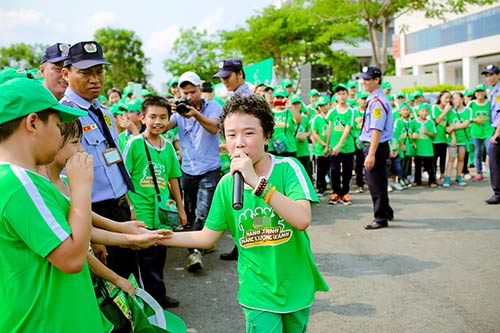 MC Thanh Thảo Hugo và con gái đi bộ gây quỹ từ thiện - 7