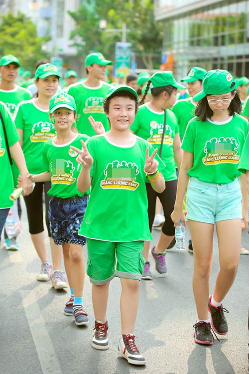 MC Thanh Thảo Hugo và con gái đi bộ gây quỹ từ thiện - 8