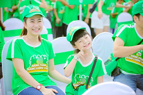 MC Thanh Thảo Hugo và con gái đi bộ gây quỹ từ thiện - 1