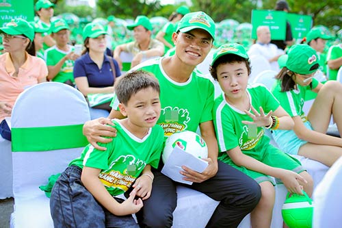 MC Thanh Thảo Hugo và con gái đi bộ gây quỹ từ thiện - 5