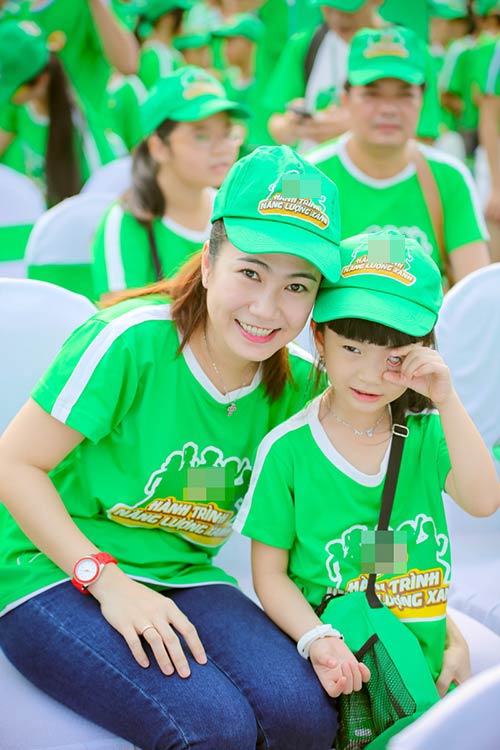 MC Thanh Thảo Hugo và con gái đi bộ gây quỹ từ thiện - 2