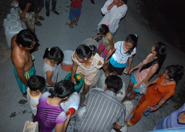 Người công an chở nước sạch miễn phí cho dân - 2