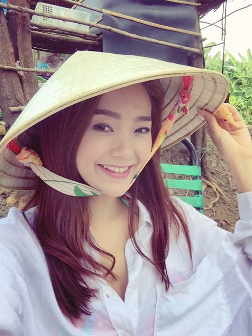 Thu Minh tự tin vén áo khoe bụng bầu vượt mặt - 9