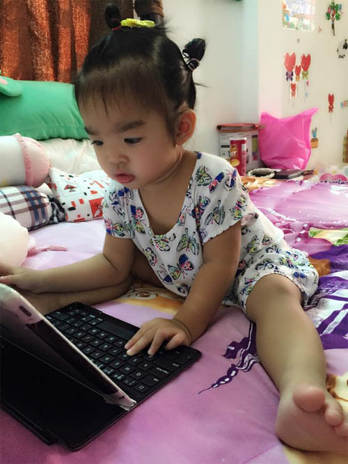 Thu Minh tự tin vén áo khoe bụng bầu vượt mặt - 4