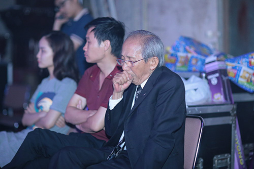 Nhạc sĩ Nguyễn Ánh 9 khóc lặng trên sân khấu liveshow - 4
