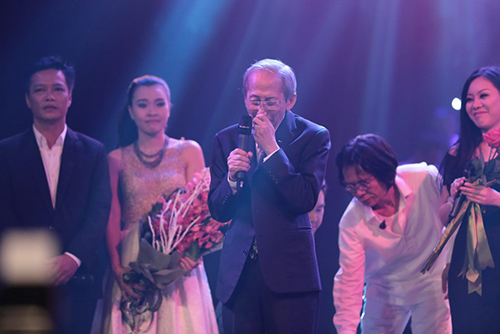 Nhạc sĩ Nguyễn Ánh 9 khóc lặng trên sân khấu liveshow - 3