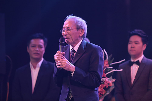 Nhạc sĩ Nguyễn Ánh 9 khóc lặng trên sân khấu liveshow - 2