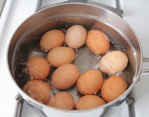 Làm thế nào để bóc trứng luộc dễ dàng? - 3
