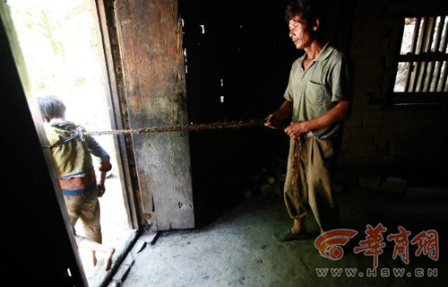 Rơi nước mắt bé gái 12 tuổi bị xích bằng dây thừng suốt 6 năm - 1