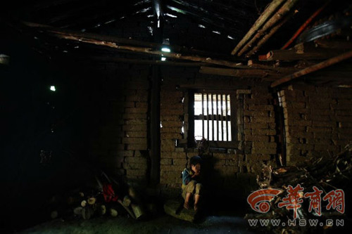 Rơi nước mắt bé gái 12 tuổi bị xích bằng dây thừng suốt 6 năm - 2