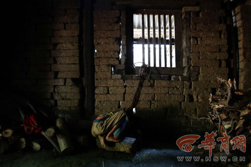 Rơi nước mắt bé gái 12 tuổi bị xích bằng dây thừng suốt 6 năm - 5
