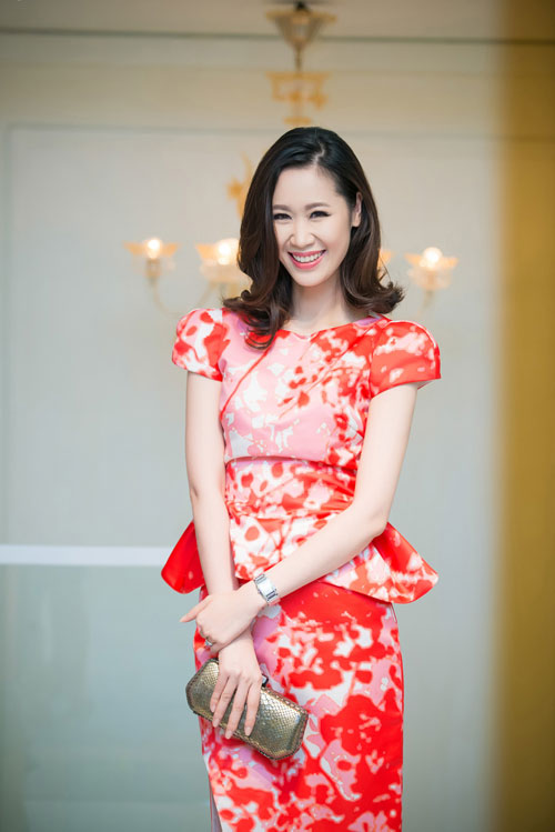 Thụy Vân vai trần, Dương Thùy Linh kín đáo vẫn đẹp - 1