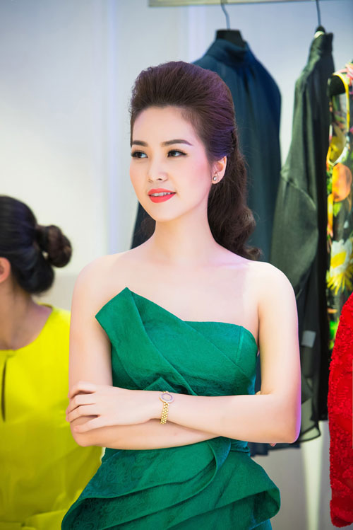 Thụy Vân vai trần, Dương Thùy Linh kín đáo vẫn đẹp - 8