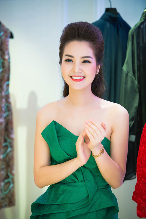 Thụy Vân vai trần, Dương Thùy Linh kín đáo vẫn đẹp - 10