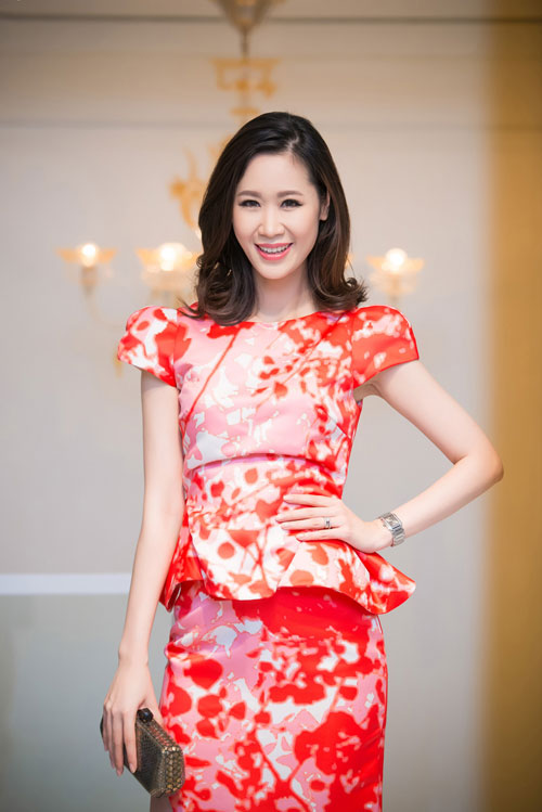 Thụy Vân vai trần, Dương Thùy Linh kín đáo vẫn đẹp - 2