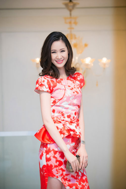 Thụy Vân vai trần, Dương Thùy Linh kín đáo vẫn đẹp - 3