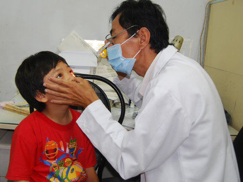 Mẹo trị đau mắt đỏ nhanh khỏi cho con trong mùa dịch - 1