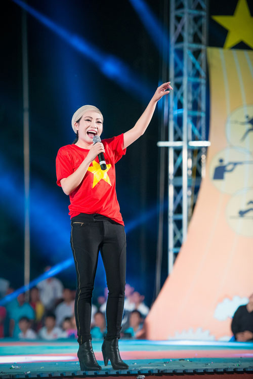 Á hậu Tú Anh đẹp rạng ngời làm đại sứ SEA Games 28 - 10