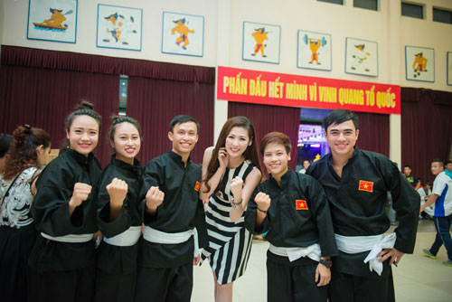Á hậu Tú Anh đẹp rạng ngời làm đại sứ SEA Games 28 - 14