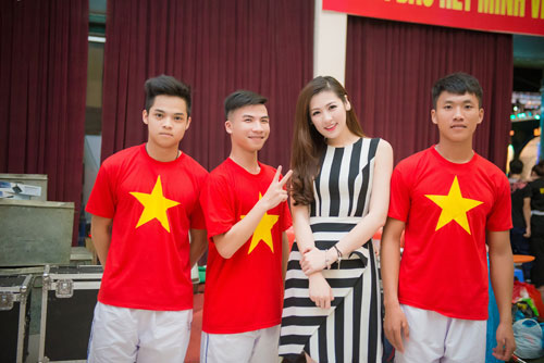 Á hậu Tú Anh đẹp rạng ngời làm đại sứ SEA Games 28 - 15