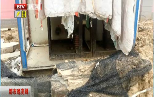 TQ: Bé trai đi tiểu bên đường bị điện giật cháy người - 1