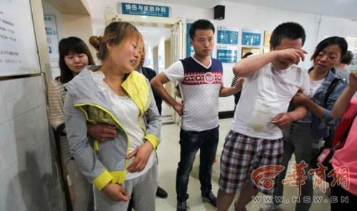 TQ: Bé trai đi tiểu bên đường bị điện giật cháy người - 2
