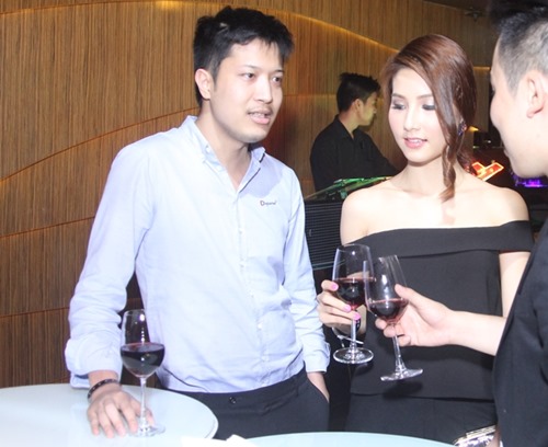 Bạn trai tháp tùng Diễm My 9X đi dự sự kiện - 1