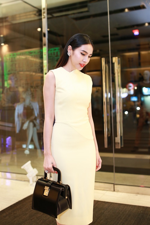 Thủy Tiên quyến rũ khi diện váy hơn 80 triệu - 4