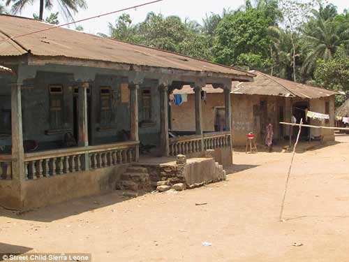 Trẻ mồ côi vì dịch Ebola bán thân để kiếm ăn qua ngày - 7