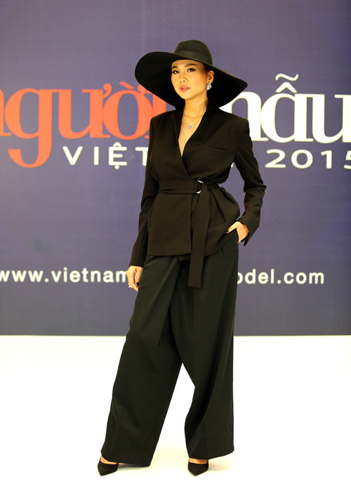 Giám khảo sành điệu mặc cực lạ đi chấm thi VNNTM 2015 - 2