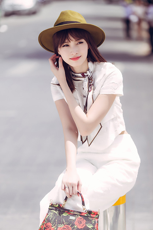 Đến lượt HH Thu Thảo quot;đốn timquot; người qua đường - 1