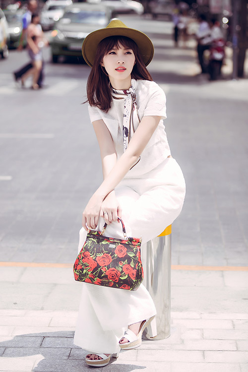 Đến lượt HH Thu Thảo quot;đốn timquot; người qua đường - 2