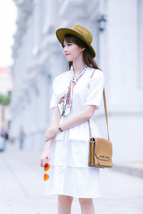 Đến lượt HH Thu Thảo quot;đốn timquot; người qua đường - 9